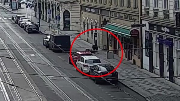 Drsné přepadení ženy v Praze, tahanici o kabelku zachytila kamera